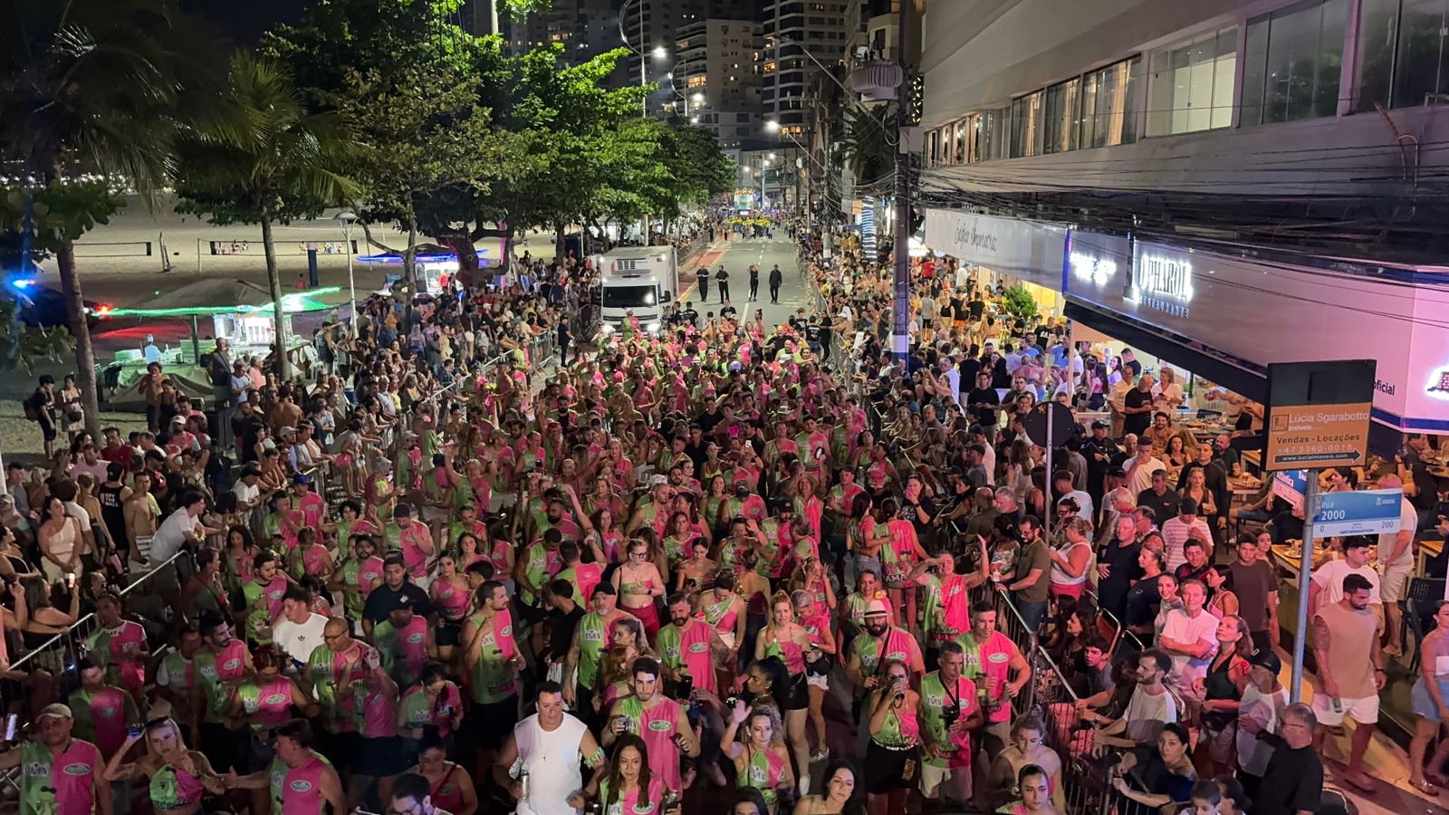 Desfiles de blocos na Avenida Atl�ntica encerram com grande participa��o de p�blico