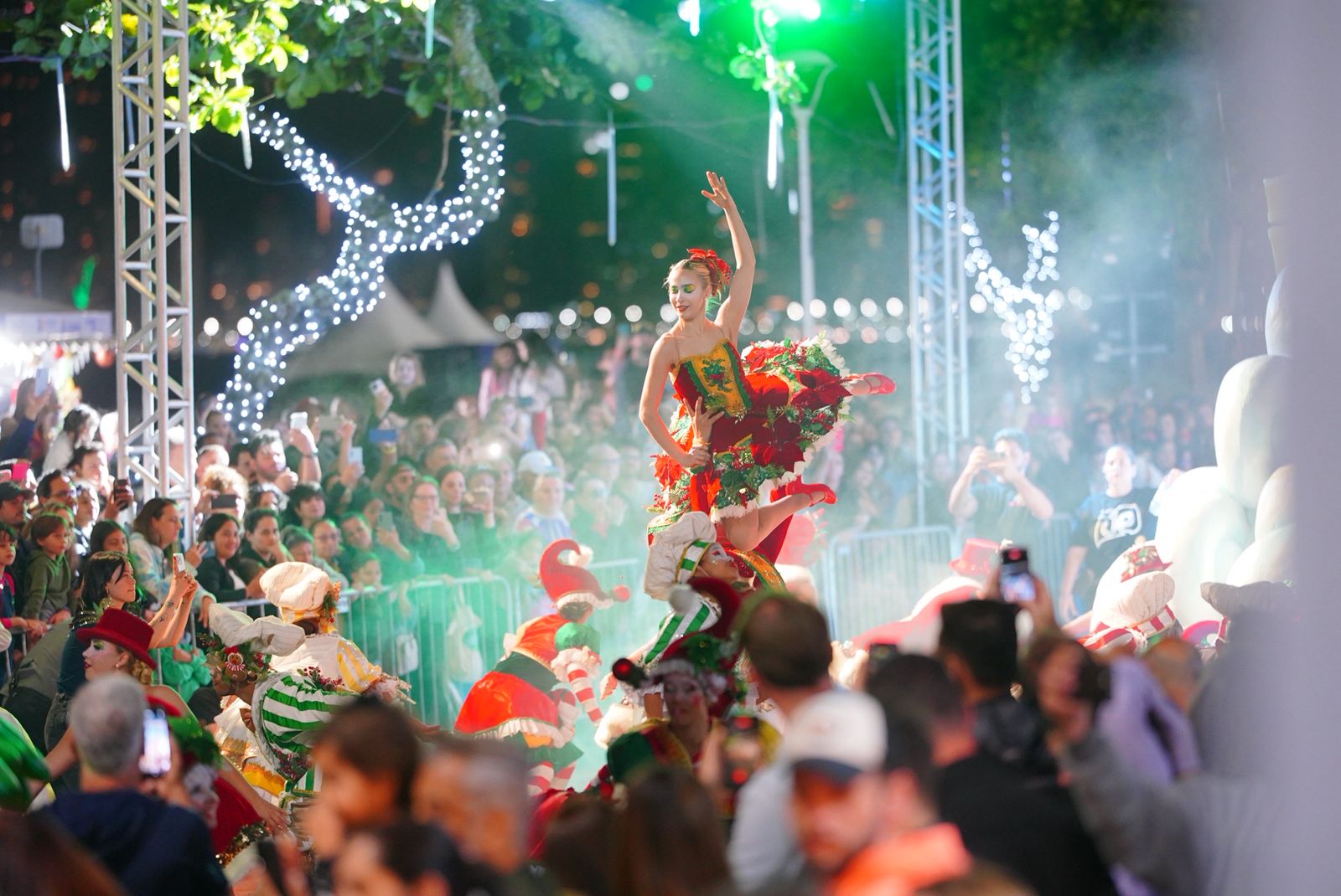 Primeiro Desfile de Natal rene mais de 30 mil pessoas em Balnerio Cambori