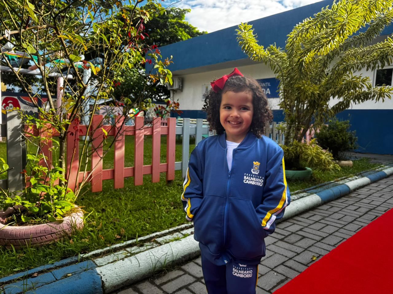 Prefeitura inicia entrega dos uniformes de inverno em Balne�rio Cambori�