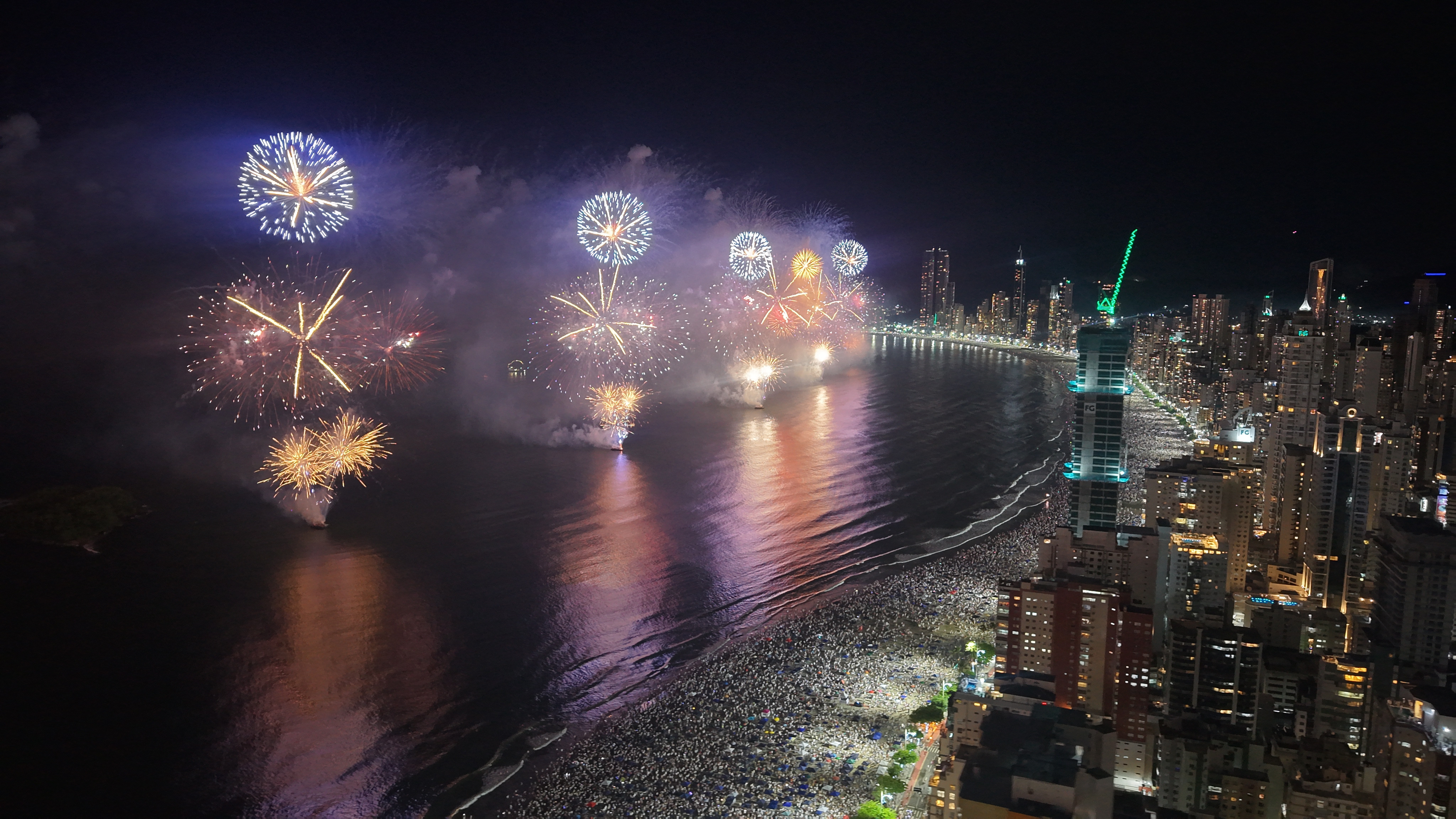 Mais de um milh�o de pessoas celebraram o R�veillon em BC