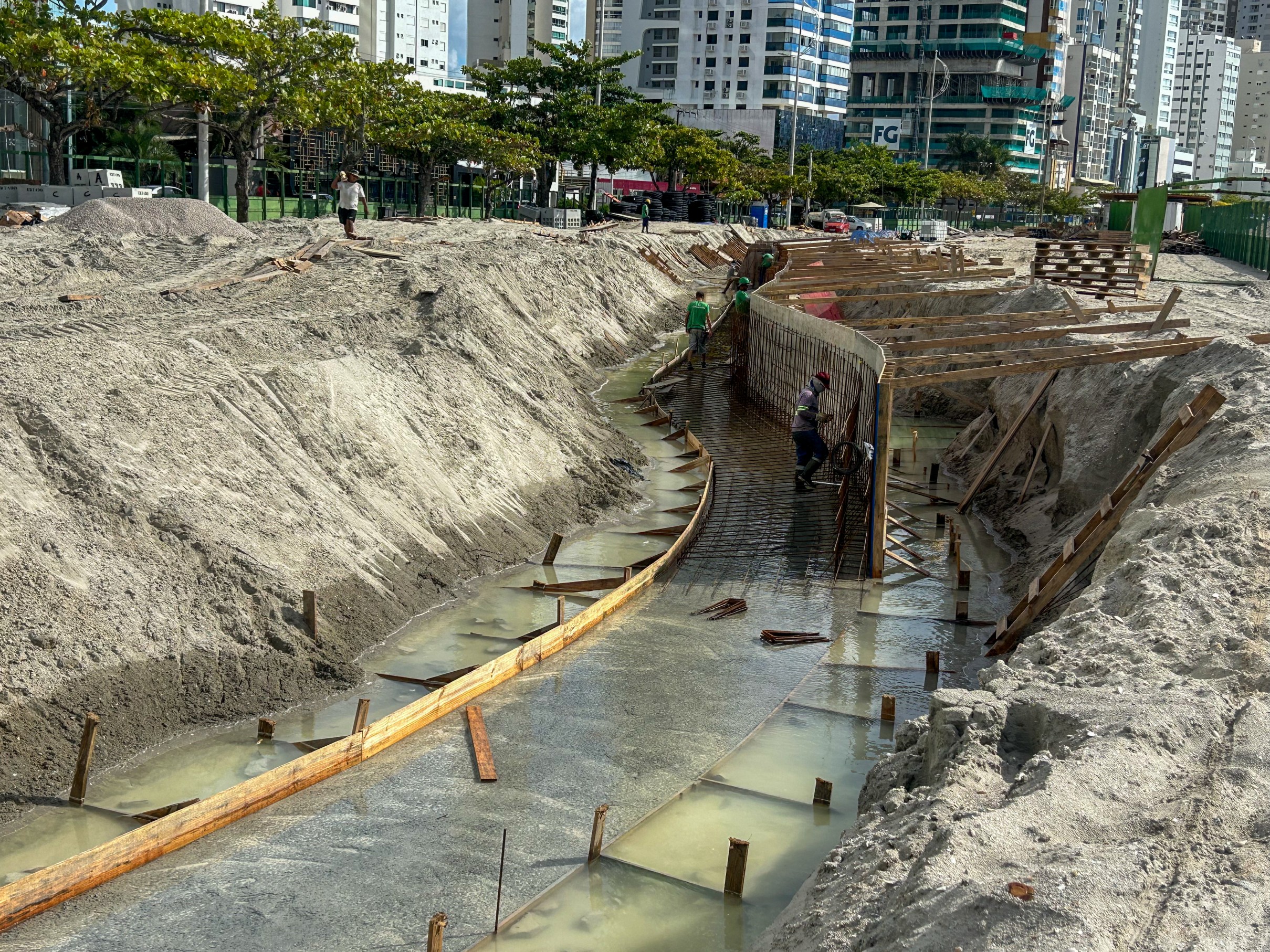 Reurbaniza��o da Praia Central avan�a com quatro frentes simult�neas de trabalho