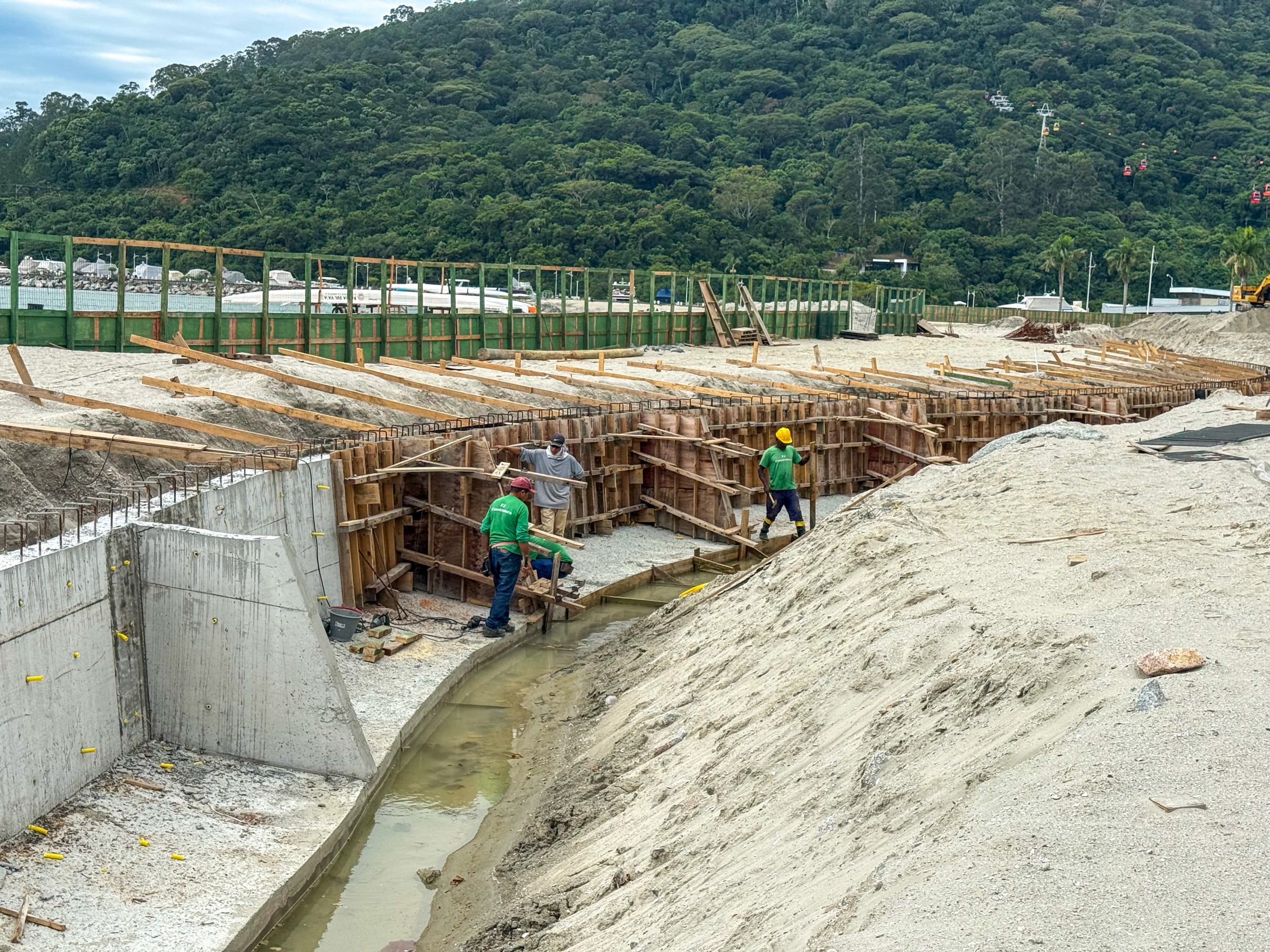 Reurbaniza��o da orla avan�a com mais de 50% do muro de prote��o costeira conclu�do