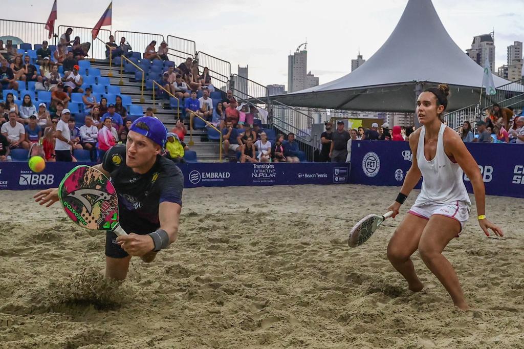 Mundial de Beach Tênis leva 10 mil às areias de BC