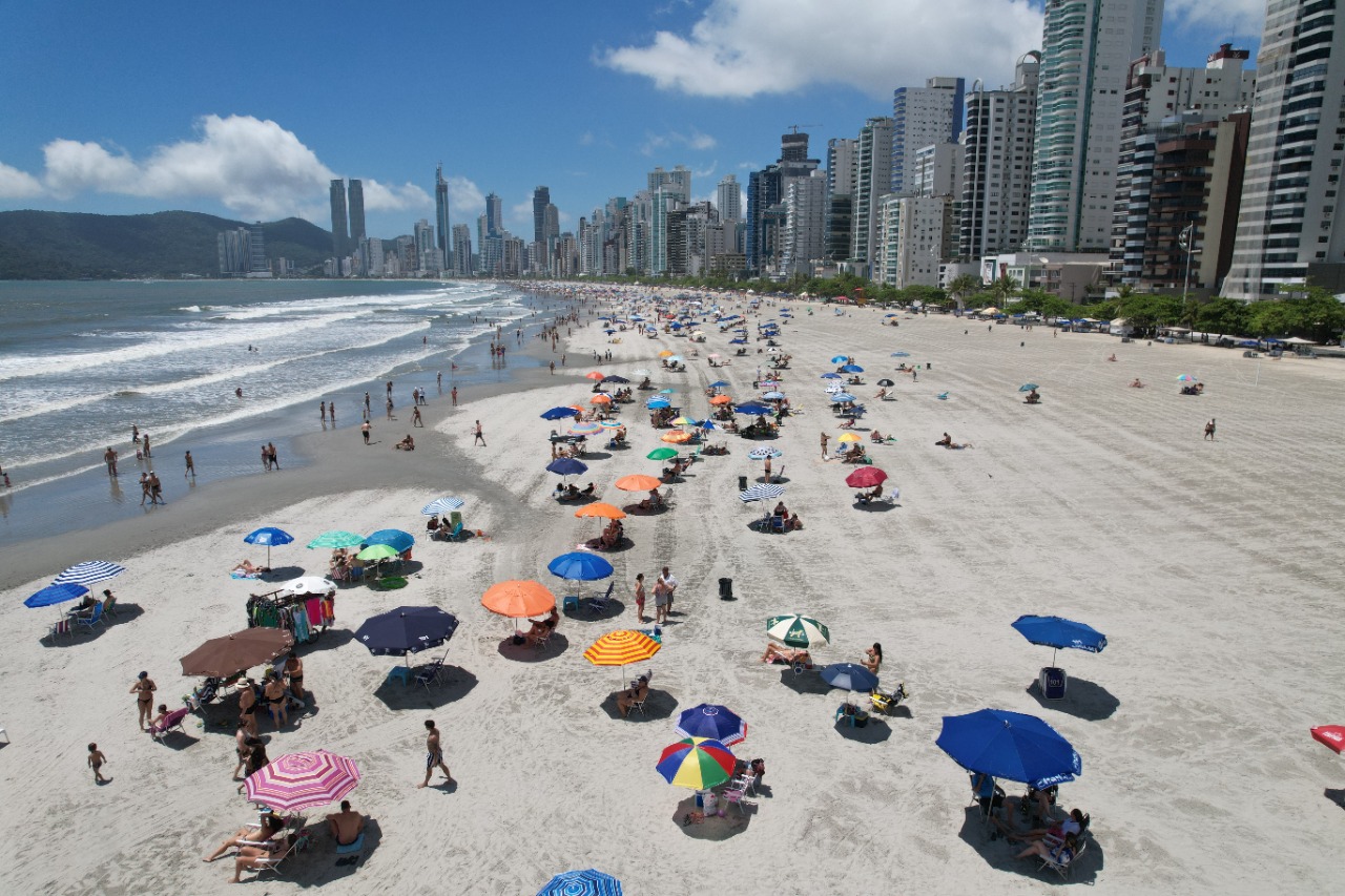 Corte do bolo celebra o aniversário de BC junto a comunidade