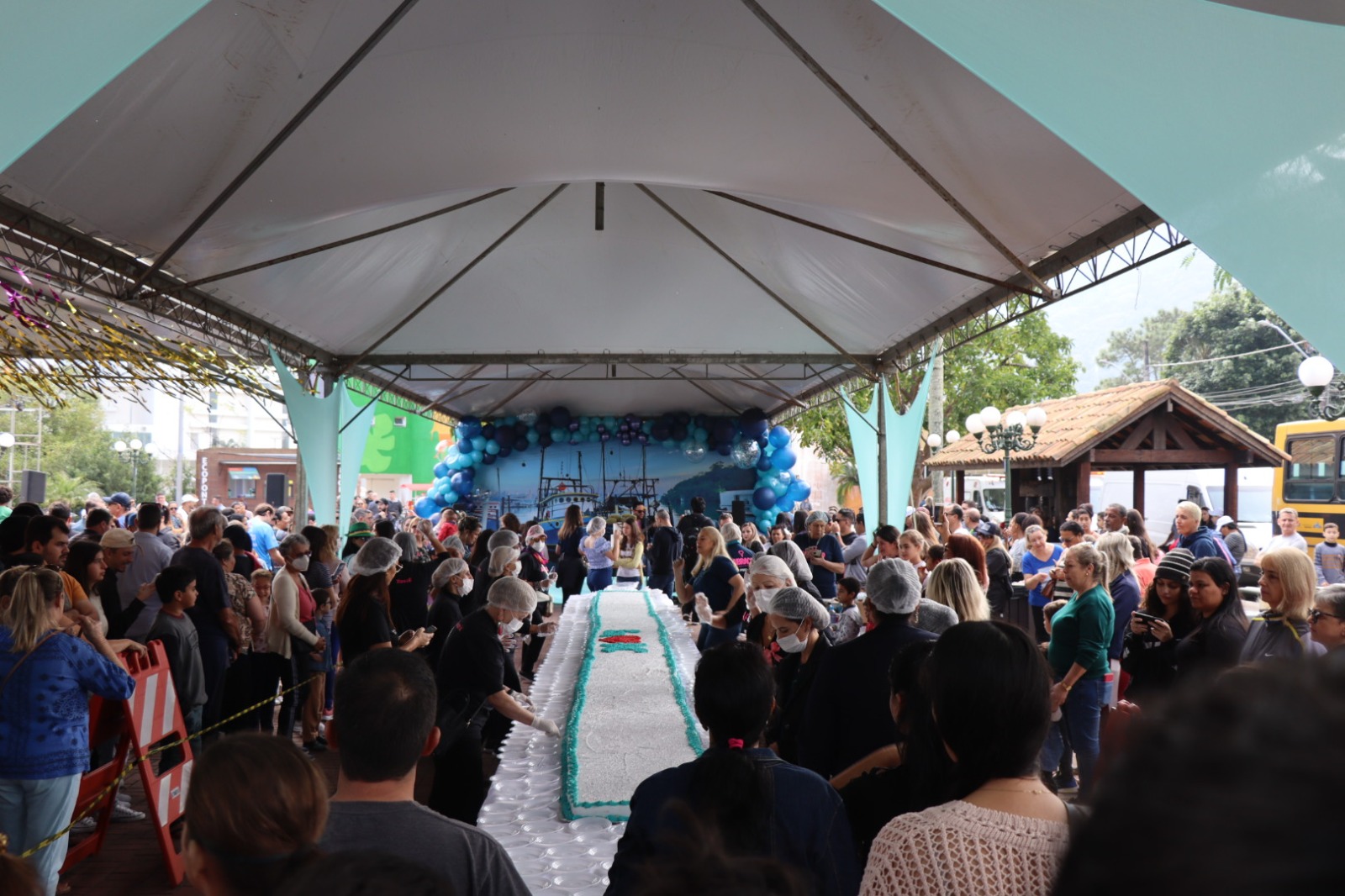 Corte do bolo celebra o aniversário de BC junto a comunidade