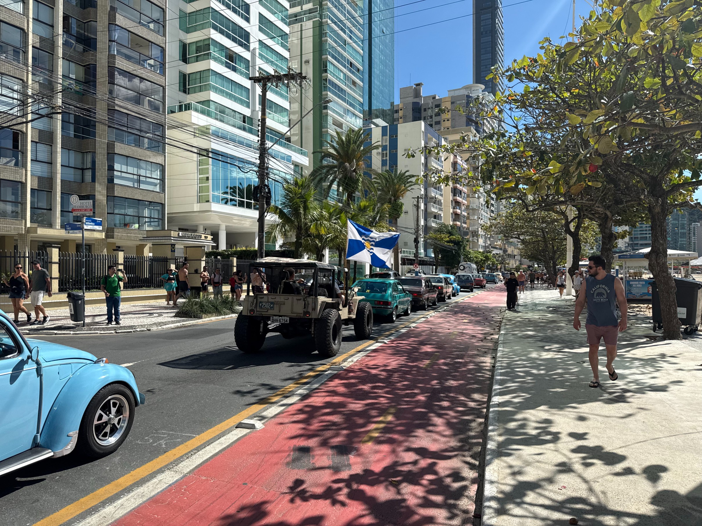 �Rota do Antigomobilismo� re�ne cerca de 500 carros e movimenta Balne�rio Cambori�