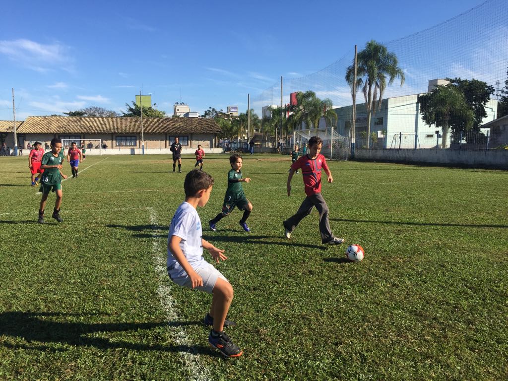 Torneio em alusão à Copa do Mundo reúne alunos de escolinhas de futebol