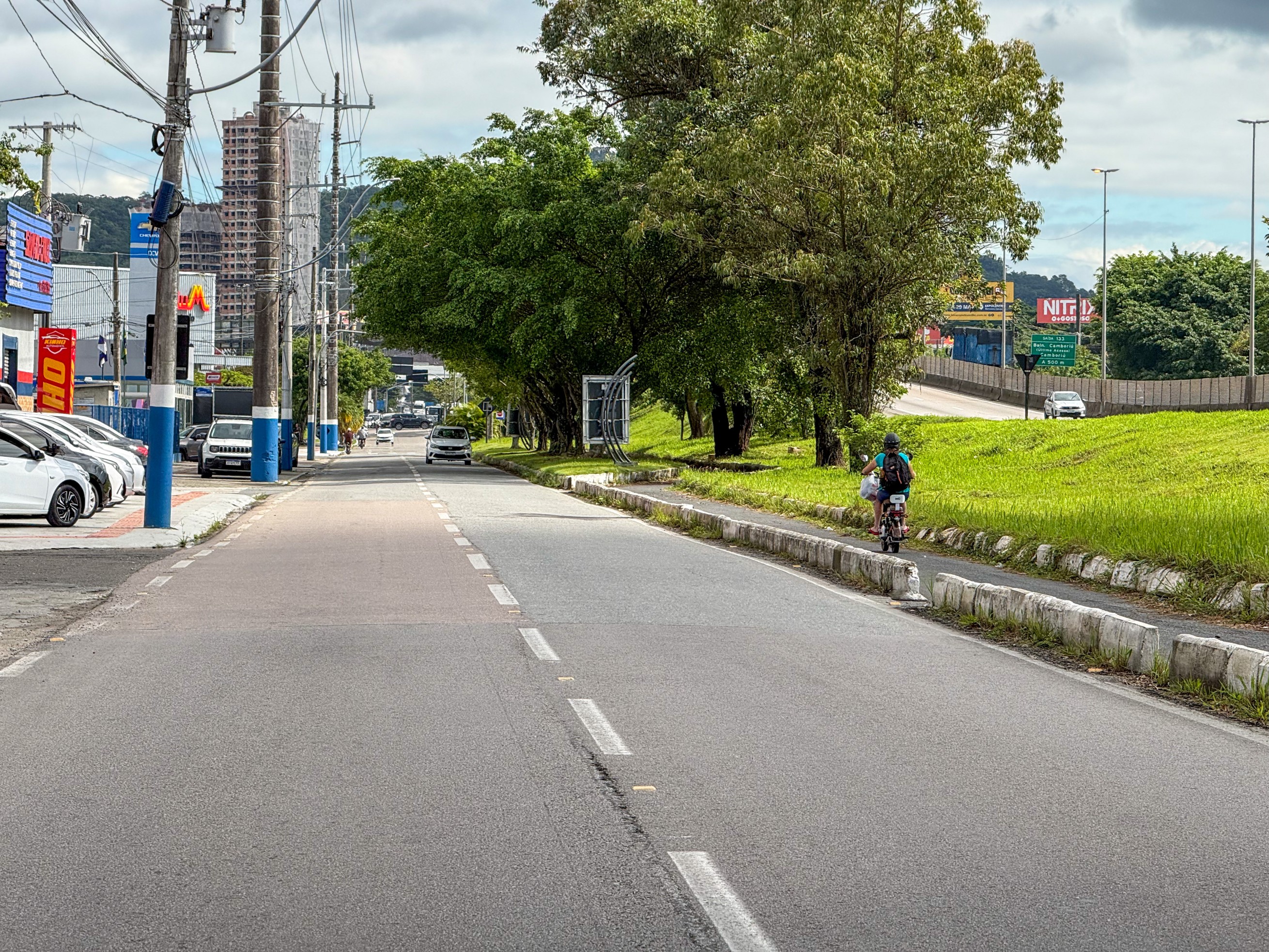 Prefeitura promove a��es de limpeza e manuten��o nas marginais da BR-101 