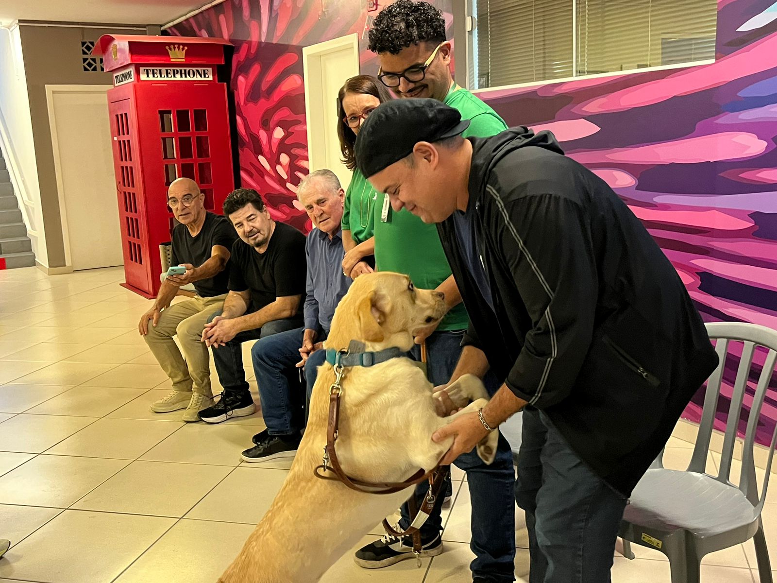 C�o-guia � entregue para deficiente visual em ato simb�lico em BC