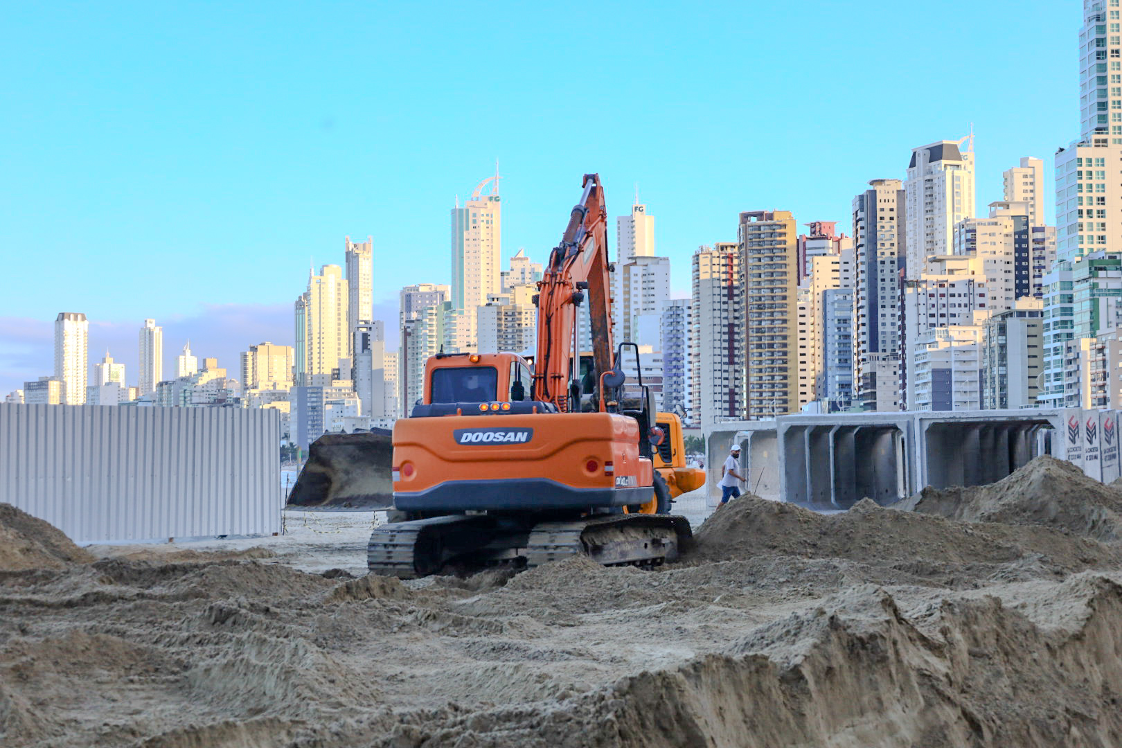 Primeiras peas da galeria de macrodrenagem norte so instaladas