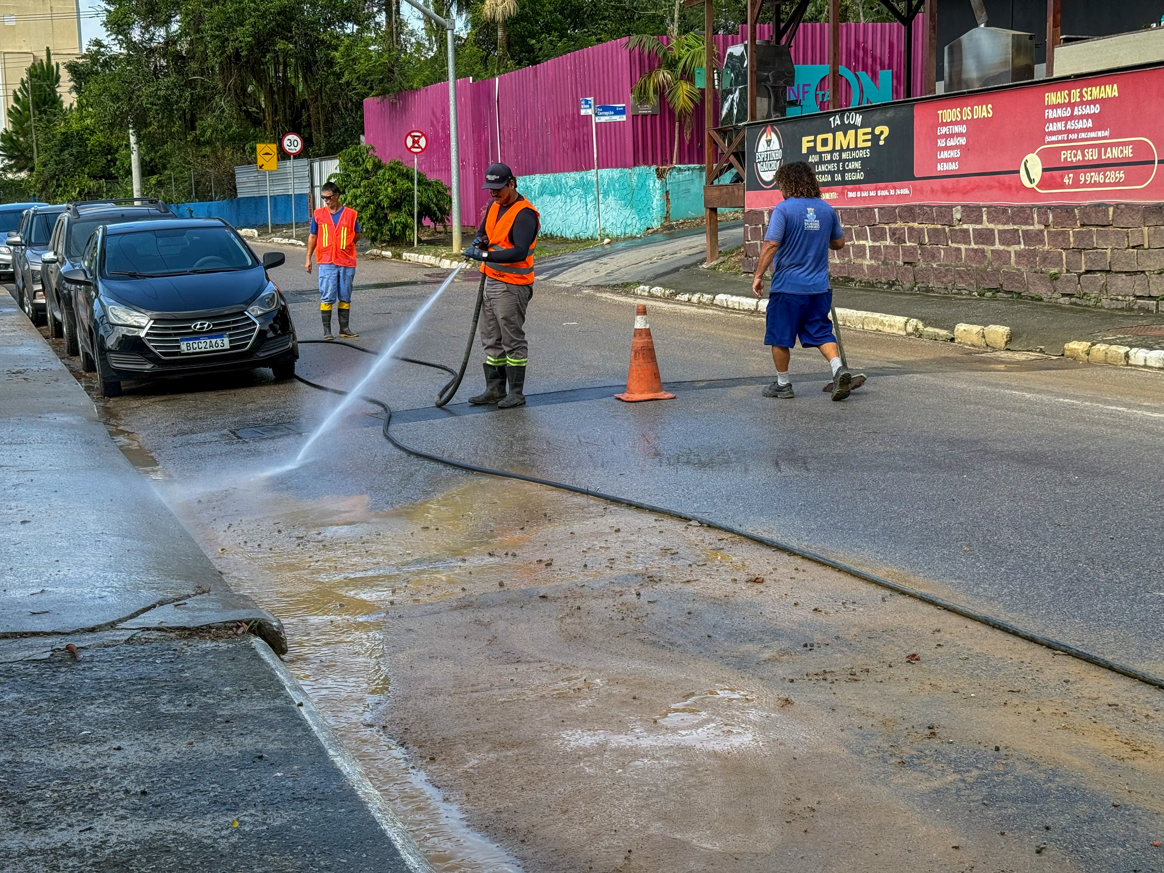 Obras inicia limpeza de vias e �reas afetadas 