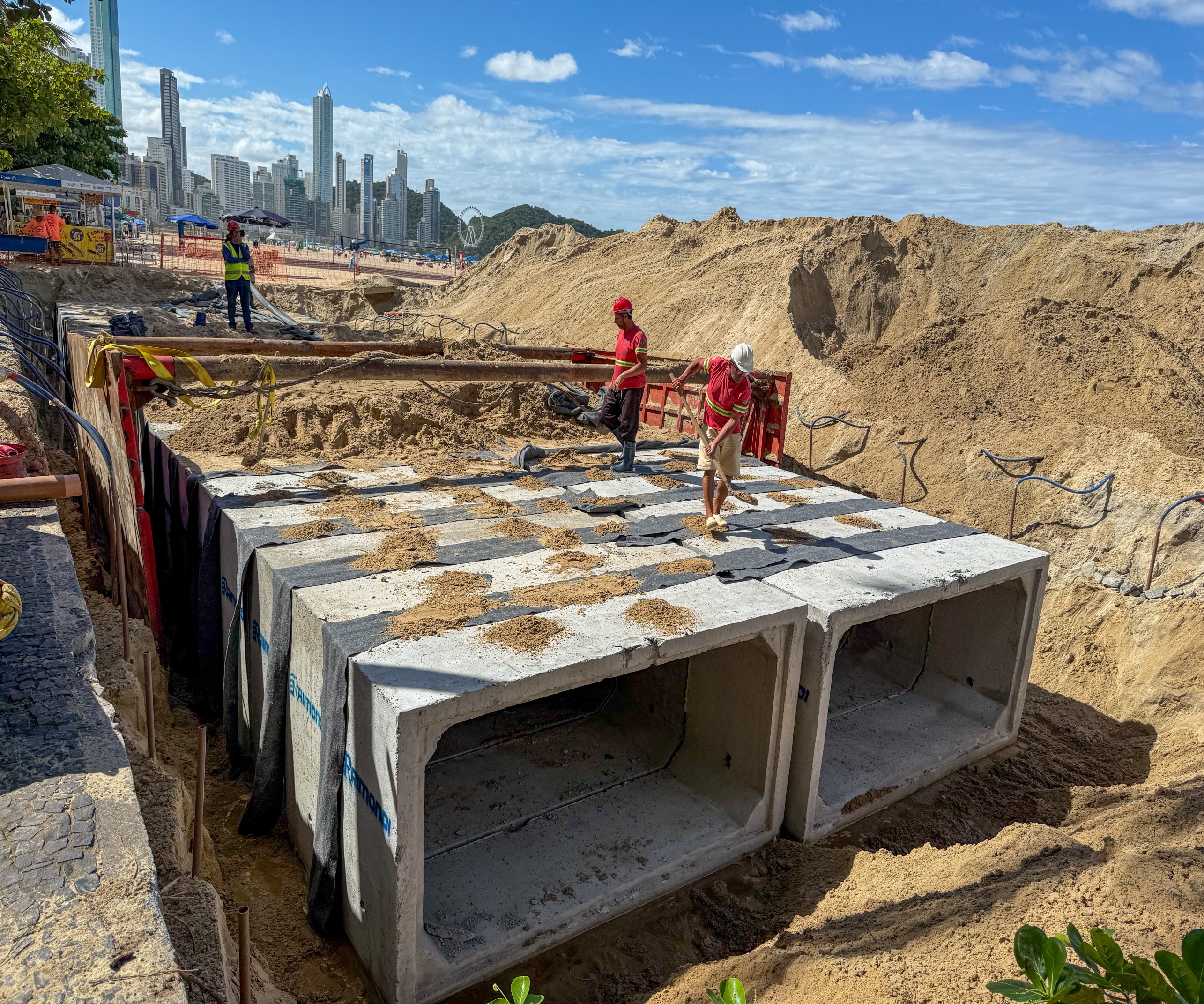 Macrodrenagem: instala��o das aduelas na altura da Rua 1001 � iniciada