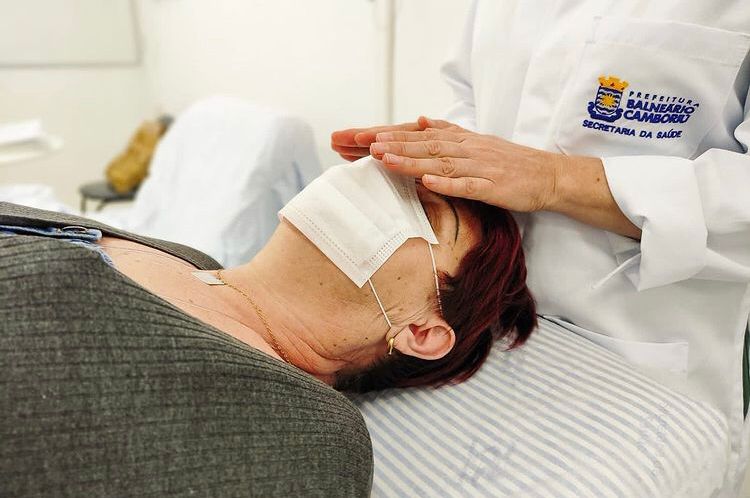 Um Mestre Reiki Feminino Trabalha Com Paciente. Conceito De Círculo Feminino  De Harmonia Mental Da Saúde Do Corpo Imagem de Stock - Imagem de branco,  proximidade: 253996927