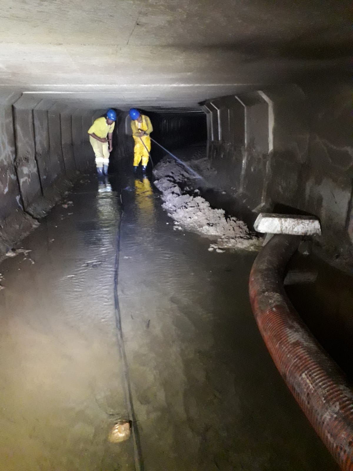 Secretaria de Obras executa limpeza na galeria da Avenida das Flores | SC Hoje News Notícias de Santa Catarina - SC HOJE News
