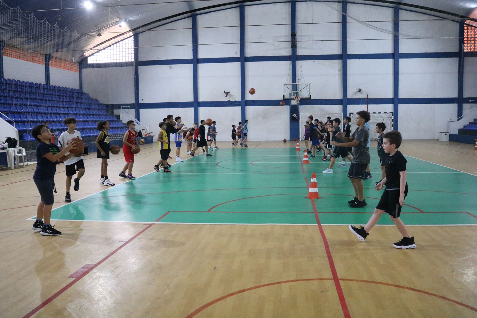 Prefeitura de São Paulo oferece aulas de basquete gratuitas para