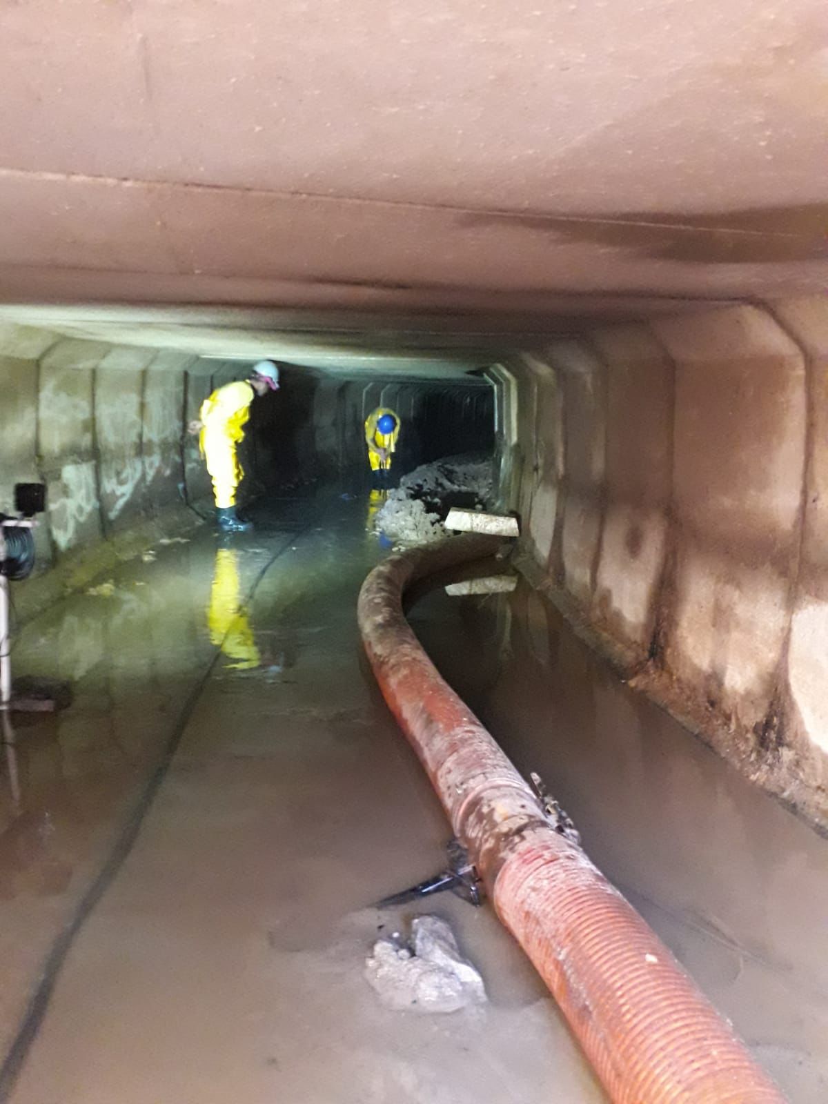 Secretaria de Obras executa limpeza na galeria da Avenida das Flores | SC Hoje News Notícias de Santa Catarina - SC HOJE News