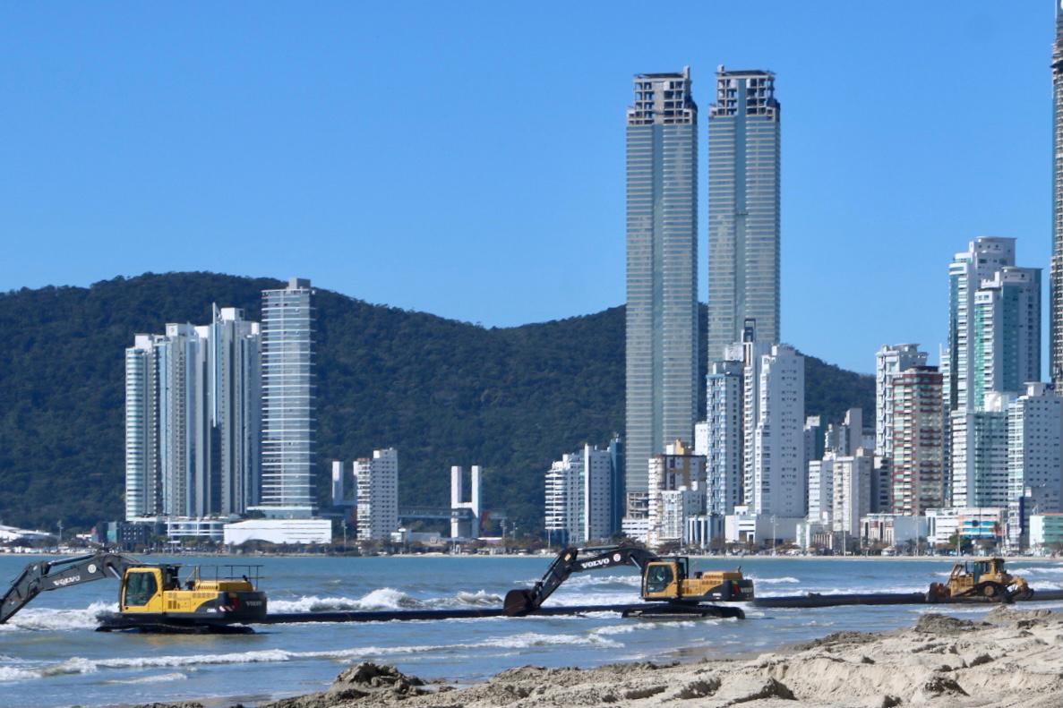 Primeira linha de tubos já está colocada no mar em Balneário Camboriú | SC Hoje News Notícias de Santa Catarina - SC HOJE News