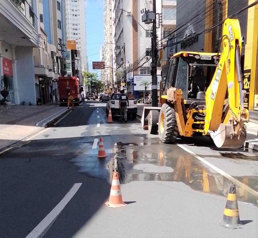 Conserto emergencial em rede de água na Av. Central altera trânsito hoje | SC Hoje News Notícias de Santa Catarina - SC HOJE News