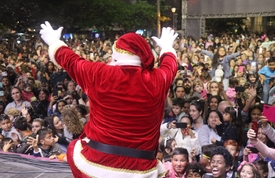 Papai Noel gigante é atração todas as noites em Balneário Camboriú